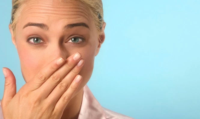 Κακοσμία στόματος: Υπάρχει λύση – Πώς θα καταπολεμήσετε τη δυσάρεστη αναπνοή